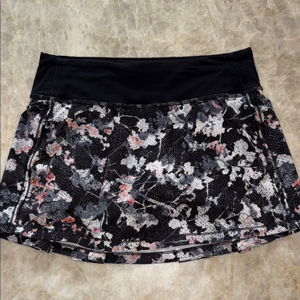 Lululemon Floral Mini Skirt in Black and Gray size 2 excellent condition